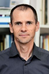   Dr. Uroš Grilc, načelnik Oddelka za kulturo na MOL: “Silviu Purcarete je v uprizoritvi Rabelaisove literarne podlage izbral radikalen pristop: zgodbi je praktično v celoti vzel govor, na ravni zvočnosti pa dodal nekaj neartikuliranih krikov in živalskih zvokov. A kljub temu silovita erudicija besedila v predstavi ni okrnjena, temveč premeščena v polje gibov, čustvenih izbruhov in vztrajnega ritma predstave. Ne zmotijo je bistveno niti občasno predvidljivi zapleti in razpleti, ki pa prav zaradi svoje predvidljivosti še bolj uspejo v svojem parodičnem učinkovanju.”