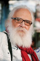 Peter Zobec, režiser: “Na festivalu sem si po dolgih letih ogledal Duletičevo Tovarišijo, ki je sijajen film, in pa Hladnikovo Maškarado, pri snemanju katere sem ves čas tudi sodeloval. Spomnim se, da je takrat Viba film izrezal kar nekaj ‘pohujšljivih’ prizorov. Ogledal sem si še filipinski film o iskanju identitete in zavračanju nasilja, ter švedski 1,5 Patrik, ki bi ga absolutno morali predvajati v slovenskih kinematografih. Vesel sem, da sem videl filme, ki niso bili aktivistični, ampak čustveni.”