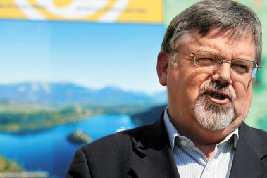 Janez Fajfar, župan občine Bled: “Razstava Salvadorja Dalija, pa četudi gre le za grafike, spada med glavne kulturne dogodke leta na Bledu. Kot župan sem vesel, da je naš občan Peter Florjančič, ki je morda edini Slovenec, ki se Dalija osebno spominja. Zadovoljen sem tudi, da so med nami tako pogumni fantje, kot je David Rjazancev, ki mu je uspel projekt, pri vsem pa mi je še najbolj všeč, da je Pristava ponovno oživela ter svoje lastnike in najemnike morda le spomnila nase.”