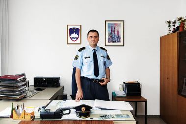 Rado Kerč, komandir Policijske postaje Ljubljana Bežigrad: »Na Policijsko postajo Ljubljana Bežigrad sem prišel aprila 2006. Takrat je na postaji delalo 83 policistov, danes jih dela samo še 57. Obremenitve pa so se seveda povečale.«
