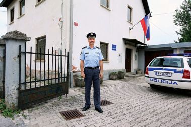 Jože Lahovnik, komandir Policijske postaje Logatec: »Ko sem pred 30 leti začel kot mlad policist v Logatcu, nas je bilo policistov prav toliko kot sedaj.«