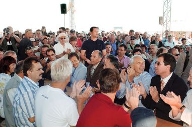 Varnostnik premierja Janeza Janše na Festivalu SDS v Izoli leta 2006 ...