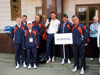 Slovensko parlamentarno teniško moštvo na tekmovanju v Moskvi, junija leta 2006:  Ljubo Germič, Anton Rop, Samo Bevk, Miran Jerič, trener Dušan Hočevar, Tone Anderlič in Kristjan Janc (pok.)