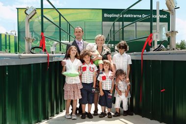 Letošnja otvoritev bioplinarne Organica Petač v Zgornjih Pirničah. Na sliki ponosni lastnik z družino. 