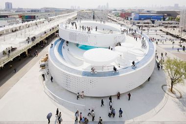 Danski paviljon predstavlja prostorsko interpretacijo neskončnega traku, v matematiki znanega kot Moebiusov trak. Poudarek je na trajnostnem prometu; obiskovalcem je na voljo 1500 koles, s katerimi se lahko vozijo po celotni površini paviljona, tudi po strehi. V osrednjem delu paviljona je morska voda iz pristanišča v Koebenhavnu, ki je bila včasih izredno onesnažena, danes pa se je mogoče v njej kopati. Za čas sejma je v paviljon prestavljen tudi izvirni kip Male morske deklice, ki je mestna znamenitost Koebenhavna - približno tako, kot če bi Slovenija na Kitajskem za čas sejma razstavila izvirni Prešernov spomenik. Objekt je, tako kot britanski, zasnovan z eno preprosto potezo, ki pa ga naredi prepoznavnega. Poleg tega obiskovalcem predstavlja danski način življenja - ne zgolj staromodno, s plakati ali z videoprojekcijo ali z besedili, ampak izkustveno, z izposojo koles in vožnjo z njimi po objektu. 