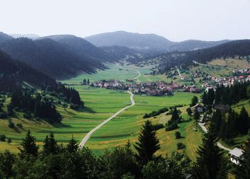 Dolina Loškega potoka je ena od izjemnih slovenskih kulturnih krajin, ne samo zaradi zgoščenega in še ohranjenega stavbnega fonda, temveč zaradi značilne pisane delitve kmetijskega prostora okrog naselja.