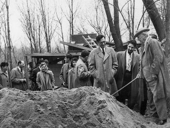 Kooperativa Usonia - F. L. Wright na gradbišču prvozgrajene hiše preučuje pesek