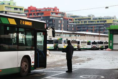 Stanovanjska soseska Celovški dvori v ljubljanski Šiški. Tudi če bo gradbeno podjetje Vegrad znižalo ceno kvadratnega metra in mu bo stanovanja vendarle uspelo prodati, v tej soseski zaradi hrupa ne bo prijetno živeti.  Zgrajena je namreč v neposredni bližini garaže Ljubljanskega potniškega prometa. 