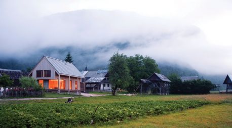 Stanovanjska hiška v Bohinju (Ofis arhitekti, 2009) Hiška je dober primer kritičnega regionalizma v izjemni, zaščiteni krajini; smiselno je umeščena v morfologijo naselbinskega tkiva, hkrati pa je zanimiv primer sodobne reinterpretacije lokalne tipologije, razpete med bohinjsko hišo in kozolcem. Struktura je odprta, simpatična v izražanju arhitekturnih elementov in z elegantno izbiro materialov: večinoma les v naravnih tonih, kombiniran z nekaj kamna in z velikimi steklenimi odprtinami.