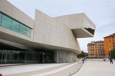 Muzej Maxxi je projektirala Zaha Hadid, aktualna zvezda mednarodne arhitekturne scene.