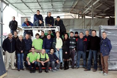 Branko Filipič z ženo in drugimi sodelavci podjetja RPS na dvorišču delavnice na Viču. 