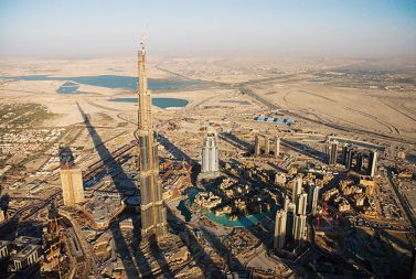 Burj Dubai je najvišja stolpnica na svetu. Ponaša se s samimi presežniki: najvišja stavba, stavba z najvišjimi in najhitrejšimi dvigali, z najhitrejšo vodno črpalko, najvišja stavba s stanovanji ... Cena gradnje je presegla 43 tisoč ameriških dolarjev za kvadratni meter. 