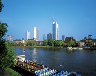 Commerzbank je prva uradna ekološka stolpnica na svetu. Zgrajena je bila leta 1997 po načrtih biroja Foster + Partners. Je najvišja v EU. Zaznamujejo jo vrtovi v korpusu in tehnologija, ki pripomore k zmanjšanju energije, potrebne za ogrevanje in hlajenje. Šestdeset metrov široka stolpnica ima trikotno obliko, na sredini pa je osrednji atrij. Volumen stolpnice je na vsaki strani na različnih mestih prekinjen, s čimer je telo stolpnice stanjšano, ustvarjeni so vrtovi, hkrati pa takšna oblika zagotavlja več naravne osvetlitve notranjih prostorov in manjšo rabo luči. Prav tako imajo uporabniki lepši pogled na visoke vrtove in na mesto. Zaradi podpornih stebrov v vrtovih je bila stolpnica zasnovana z jekleno in ne s cenejšo betonsko konstrukcijo. To je tudi prva stolpnica v Nemčiji, kjer je bilo jeklo glavni konstrukcijski material. 