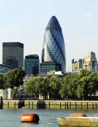 Leta 2003 je bilo izdano vladno dovoljenje za gradnjo stolpnice 30 St Mary Axe arhitekturnega biroja Foster + Partners, visoke stolpnice v londonskem finančnem predelu, ki ima močno arhitekturno podobo nizkih stavb, z namenom, da se območje bolj razvije. Stolpnica, ki jo odlikuje netipična oblika, je v pritličju zelo spoštljiva do javnega historičnega ambienta in je postala ikona Londona ter spodbuda za razvoj območja. Zaradi nenavadne oblike se je je prijel vzdevek Gherkin ali po slovensko kumara.