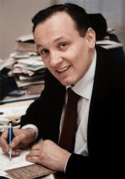 Branko Dragaš je podjetnik, ekonomist, nekdanji bančnik in kolumnist srbskega opozicijskega časopisa Tabloid. V začetku devetdesetih let je sodeloval pri ustanovitvi beograjske borze, bil pa je tudi ustanovitelj združenja malih delničarjev Srbije. Ni član nobene politične stranke. Živi in dela v Beogradu.