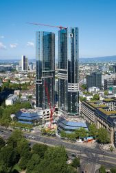 Stolpnici Deutsche Bank v Frankfurtu. Primer trajnostne prenove obstoječe zgradbe. Prejemnici pred-certifikata DGNB za projekt obnove.