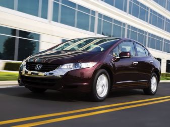 Honda FCX Clarity na gorivne celice – oddajajo jo za 600 dolarjev na mesec. Na cestah v ZDA, Evropi in na Japonskem jih je nekaj deset. Masovno proizvodnjo načrtujejo za leto 2018.