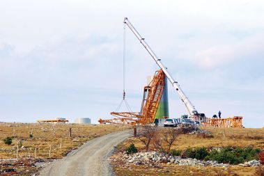 Vlaganje v čiste vire energije je pomembnejše kot pa vlaganje v večjo energetsko učinkovitost, trdijo pri  Breakthruogh Institute-u. Na sliki: pospravljanje gradbišča vetrne elektrarne na Griškem polju pri Senožečah.