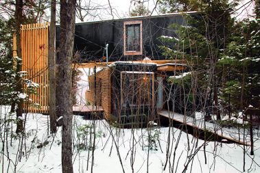Razgibano razporejeni zabojniki v hiši Pierra Morencyja iz Quebeca - vesoljska ladja in hiša na drevesu v enem. Hiša je stala manj kot 150 tisoč dolarjev in je lani osvojila nagrado Kanadskega združenja arhitektov za cenovno ugodno enodružinsko hišo. 