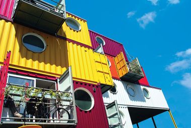 Container City II v Londonu. Razgibana in pisana stanovanja in ateljeji za mlade poslovneže in umetnike v središču Londona. Arhitekt: Nicholas Lacey.