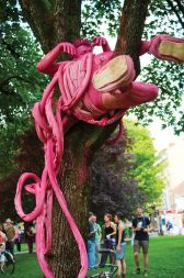Simbioza z ljubljansko floro na festivalu uličnega gledališča Ana Desetnica, julija 2009.