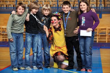 Klovnesa Eva Škofič Maurer z malimi prijatelji po nastopu na Osnovni šoli Šoštanj.
