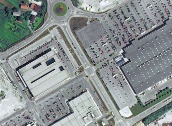 Pogled iz zraka na nakupovalno središče Rudnik v Ljubljani. Vir: Geodetska uprava RS.