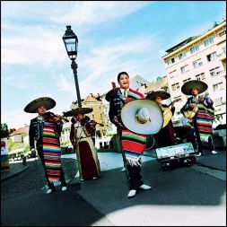 /media/www/slike.old/mladina/pulica27mariachi.jpg