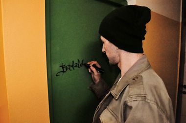 Predstavnik Badal med svojim umetniškim izražanjem