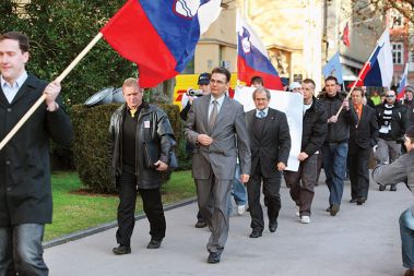 V ponedeljek so Marjan Podobnik in predstavniki Stranke slovenskega naroda v parlament prinesli podpise za razpis referenduma. Dva dni kasneje pa so se že razšli, Podobnik ne bi imel referenduma, mariborska stranka pa bi ga imela.