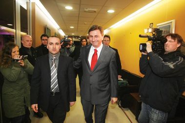 Predsednik Stranke slovenskega naroda Lovro Škrinjarič in premier Borut Pahor v Mariboru (petek, 20. februarja), nasmeški tokrat niso pomagali ...