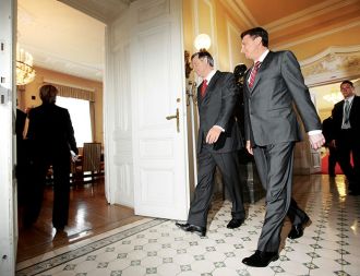 Predsednik in premier ubrano prihajata na sestanek s predsedniki strank, na katerem so se pogovarjali o Rehnovem predlogu