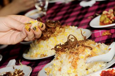 Glutenski riž z mlado koruzo, nadevano s trakovi hrustljavo praženega kačjega mesa in kačje hrbtenjače