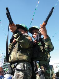 Hamas je zaprl številne civilnodružbene centre, med njimi tudi center Šarek, ki je za otroke v Gazi organiziral različne aktivnosti čez poletne počitnice. Zdaj so zanje v glavnem na voljo Hamasovi centri, v katerih jih učijo militantno interpretacijo Korana in borilne veščine.