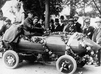 Devetindvajsetega aprila 1899 je Camille Jenatzy v svojem kot raketa oblikovanem vozilu prvi prebil psihološko mejo stotih kilometrov na uro. Njegovemu zmagovitemu vozilu je bilo ime Jamais Contente, kar pomeni Nikoli zadovoljna. 