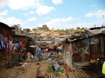 Vsakdanjik v slumu Kibera, največjem slumu v Nairobiju in podsaharski Afriki. (Tu je bil po romanu Johna le Carréja posnet film Zvesti vrtnar (2005)). V takšnih lesenjačah navadno v eni sobi živi po pet do osem ljudi, in sicer brez elektrike in tekoče vode.