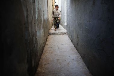 Tipična ulica v begunskem taborišču Džabalija. Zaradi hude prostorske stiske so prebivalci pozidali skorajda vsak kvadratni meter površine taborišča. 