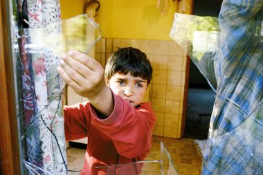 Razbito okno, skozi katerega je priletela bomba, ki je ubila mati in hči, 3. junij 2005
