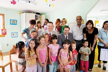 Šolski minister Igor Lukšič z romskimi otroci v romskem vrtcu Hudeje