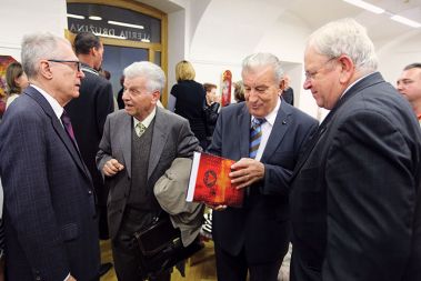Dr. Lovro Šturm, Anton Drobnič in Janez Gril na predstavitvi monografije Med sodbo sodišča in sodbo vesti. 