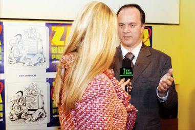 Poslanec SDS in oče prejšnjega zakona o RTV Slovenija Branko Grims med intervjujem ob prvem RTV-referendumu, 25. septembra 2005