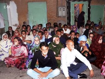 Lajun, 2. oktobra: Mirni protest sahravijskih aktivistk in aktivistov v Lajunu, prestolnici okupirane Zahodne Sahare. Z obliži čez usta sporočajo, da ne morejo opozarjati niti na kršitve človekovih pravic, ki jih nenehno doživljajo pod maroškim režimom.