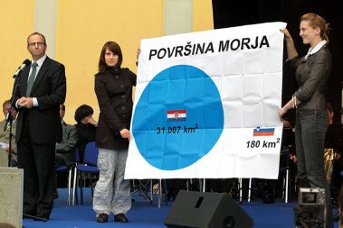 Morda danes Radovan Žerjav predstavlja zmernejši del slovenske desnice, a še leto dni nazaj, v času referenduma o arbitražnem sporazum, je isti Žerjav govoril o kraji slovenskega morja.