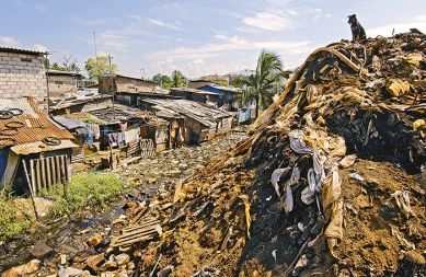 Slum na smetišču na Šri Lanki