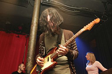 Frontman Petrola Ilija Duni med koncertnim zanosom