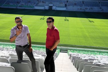 Arhitekta Jurij Sadar in Boštjan Vuga na tribuni novega nogometnega stadiona. Že ta vikend bo na stadionu prva nogometna tekma, na kateri se bodo med seboj pomerili vsi tisti, ki so sodelovali pri izvedbi projekta, od projektantov do izvajalcev in naročnika, prvo žogo pa naj bi odbil ljubljanski župan Zoran Janković.