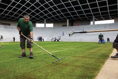 Stadion Stožice: Še vedno poskusno obratovanje (polaganje trave, maj 2010)