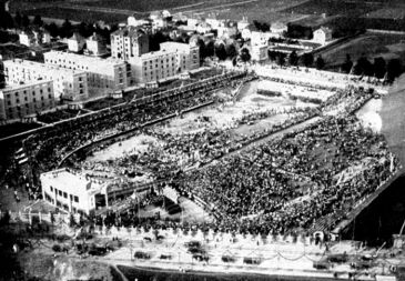 Letalski posnetek Plečnikovega stadiona med evharističnim kongresom leta 1935. Na sliki se lepo vidijo vrtni paviljoni med stadionom in Fondovimi bloki.