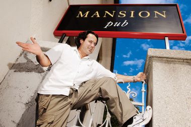 Jernej Kuntner pred klubom Mansion pub, kjer so že pred sedmimi leti potekali redni stand up nastopi.