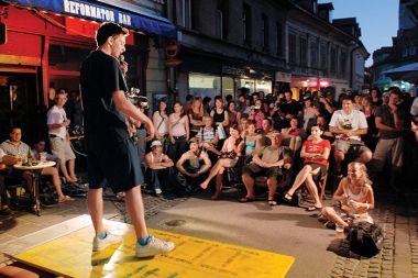 Stand up nastopi se odvijajo tudi na prostem. Tin Vodopivec, Trubarjeva ulica v Ljubljani, 16. julij 2007.